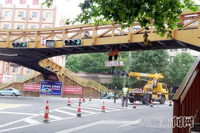 安順西秀區(qū)對人行天橋進(jìn)行安全監(jiān)測，保障市民出行安全