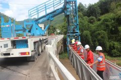 云南普洱公路局應用橋梁檢測車對鐵廠河橋進行安全隱患排查和檢測